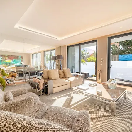 Modern Excellence With Pool Hébergement de vacances